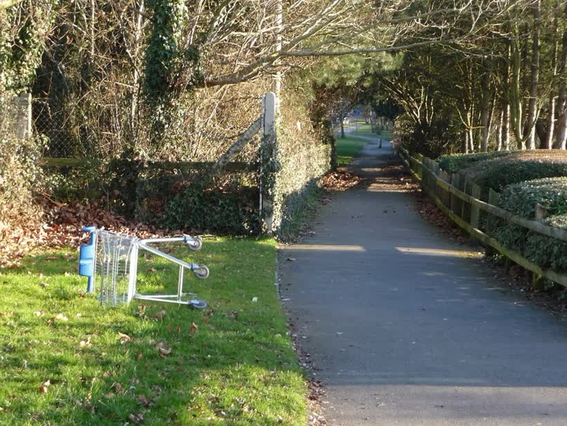 Poole : Fleets Corner Path A path and a shopping trolley near Staples. The path leads to Fleet's Lane., close to the Aldi on Fleets Lane, Poole