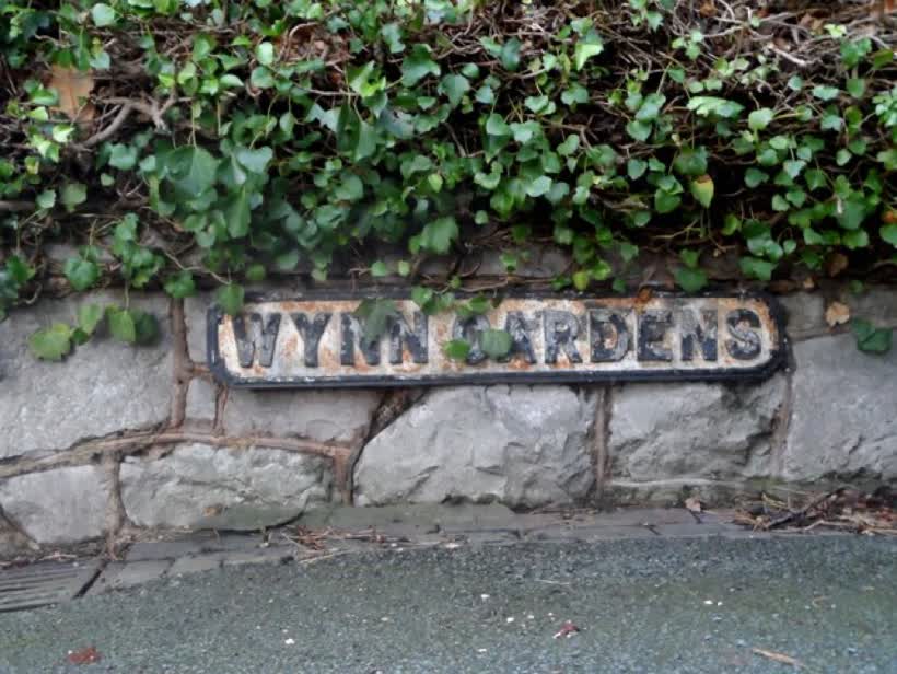 Arwydd stryd anamlwg / An inconspicuous street sign, close to the Aldi on Abergele Road, Colwyn Bay