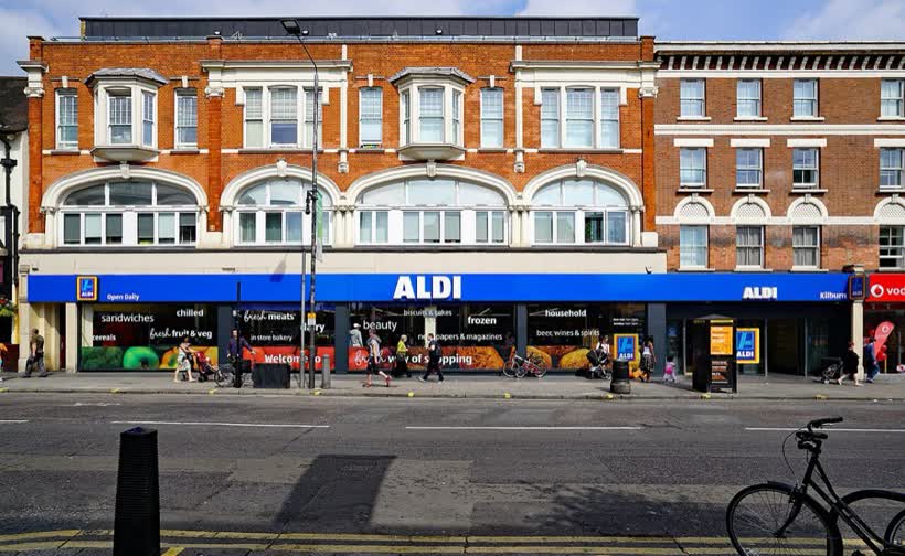 Eine Aldi-Filiale in London (Stadtteil: Kilburn im Stadtbezirk London Borough of Camden) an der Kilburn High Road im Vereinigten Königreich., close to the Aldi on Kilburn High Road, London